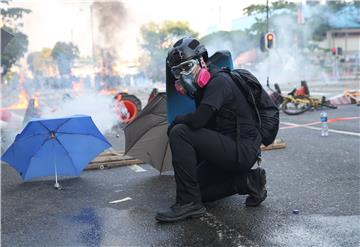 Vlasti u Hong Kongu zabranit će maske na javnim okupljanjima