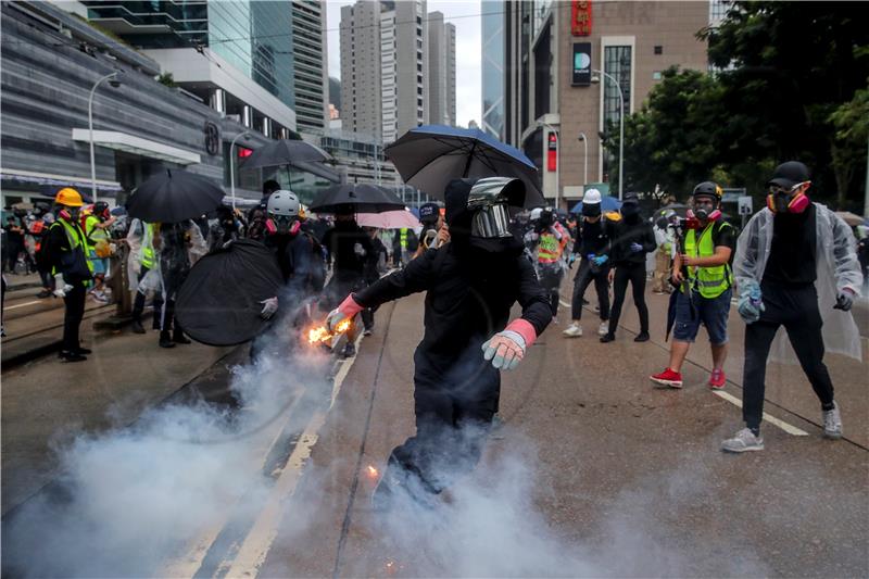 Kineski vojnici upozoravaju prosvjednike u Hong Kongu u kojem i dalje traju nemiri 