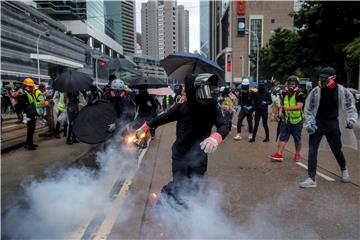 Kineski vojnici upozoravaju prosvjednike u Hong Kongu u kojem i dalje traju nemiri 