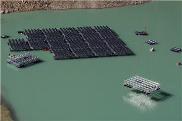 SWITZERLAND PHOTO SET ENERGY FLOATING SOLAR PANNELS&#x9;