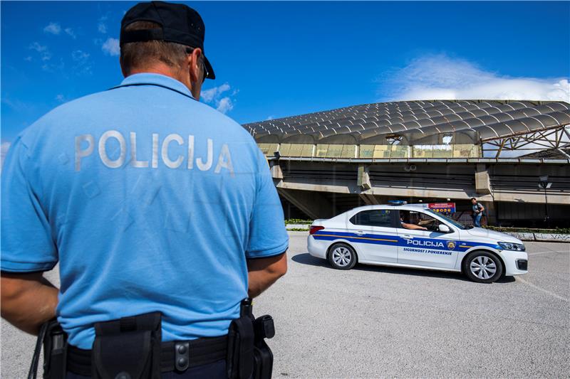 Splitska policija dočekuje navijače uoči susreta Hrvatske i Mađarske na Poljudu