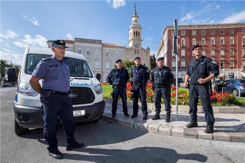 Mnogobrojne policijske snage na nekoliko mjesta diljem grada Splita i okolice pred utakmicu Hrvatska-Mađarska