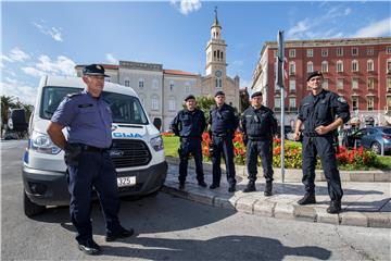 Mnogobrojne policijske snage na nekoliko mjesta diljem grada Splita i okolice pred utakmicu Hrvatska-Mađarska