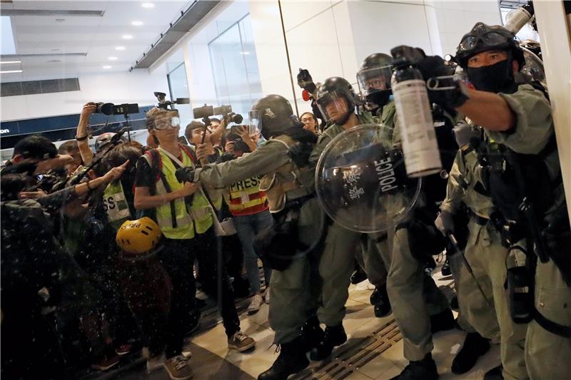 Hong Kong: deseci tisuća osoba ponovo na ulici