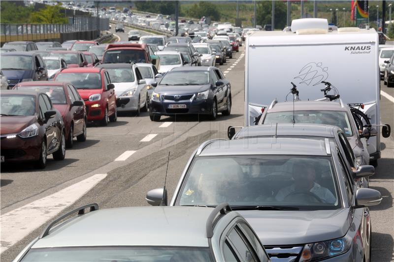 Optužen vozač BMW-a koji se drogiran, bez kočenja zabio u automobile na naplatnim kućicama