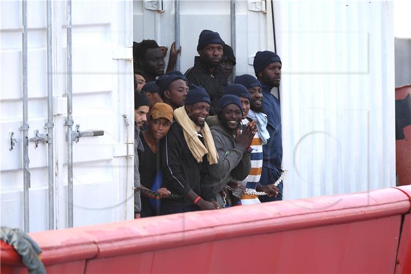 Italija dopustila francuskom brodu s migrantima da pristane u luku