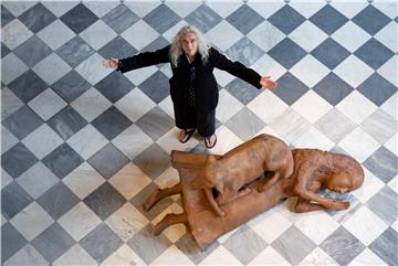 FRANCE ARTS KIKI SMITH