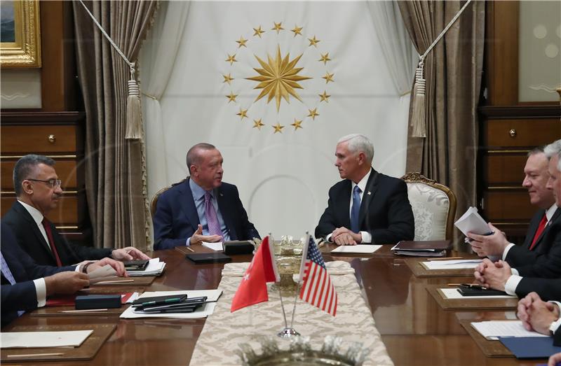 Pence se sastao s Erdoganom kako bi pozvao na zaustavljanje turske ofenzive 