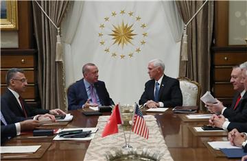 Pence se sastao s Erdoganom kako bi pozvao na zaustavljanje turske ofenzive 