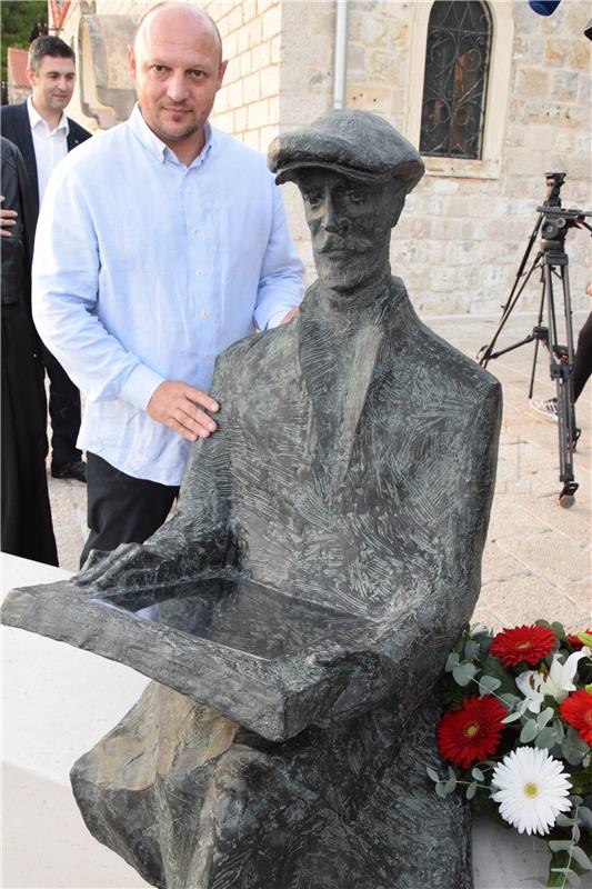 U Cavtatu otkriven spomenik Vlahu Bukovcu