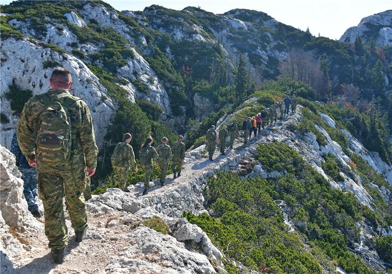 Čelnici MORH-a i HV-a planinarili na Velebitu kako bi ojačali timski duh