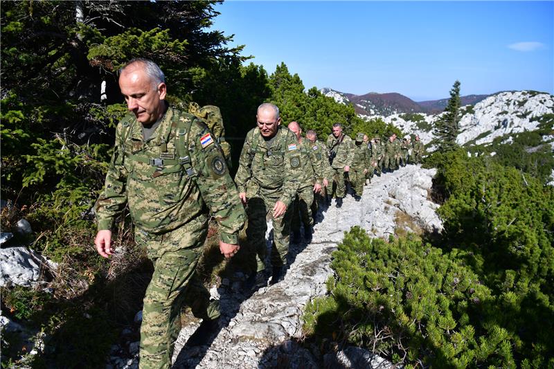 Čelnici MORH-a i HV-a planinarili na Velebitu kako bi ojačali timski duh