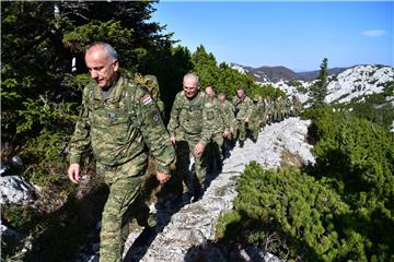 Čelnici MORH-a i HV-a planinarili na Velebitu kako bi ojačali timski duh