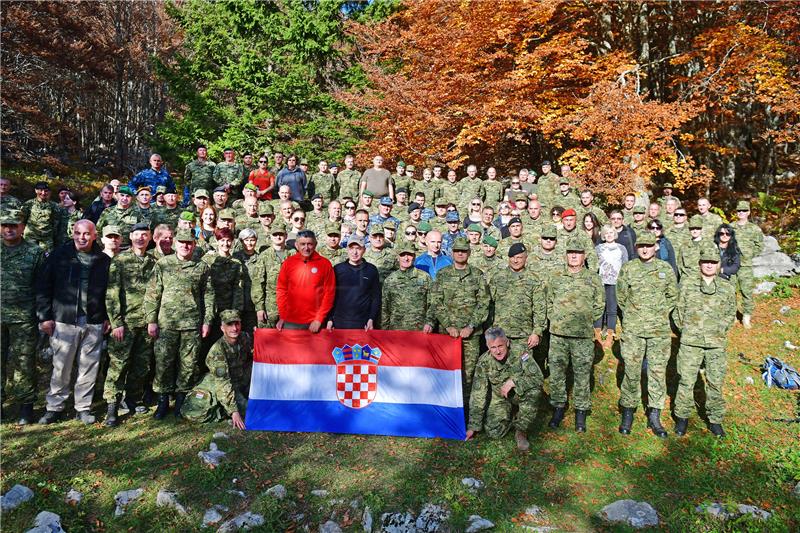 Čelnici MORH-a i HV-a planinarili na Velebitu kako bi ojačali timski duh