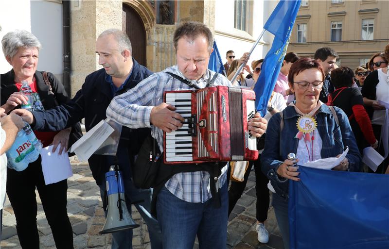 Sindikalni bećarac Vladi: Ispraznih riječi dosta je svima, nek' im se malo stolica klima