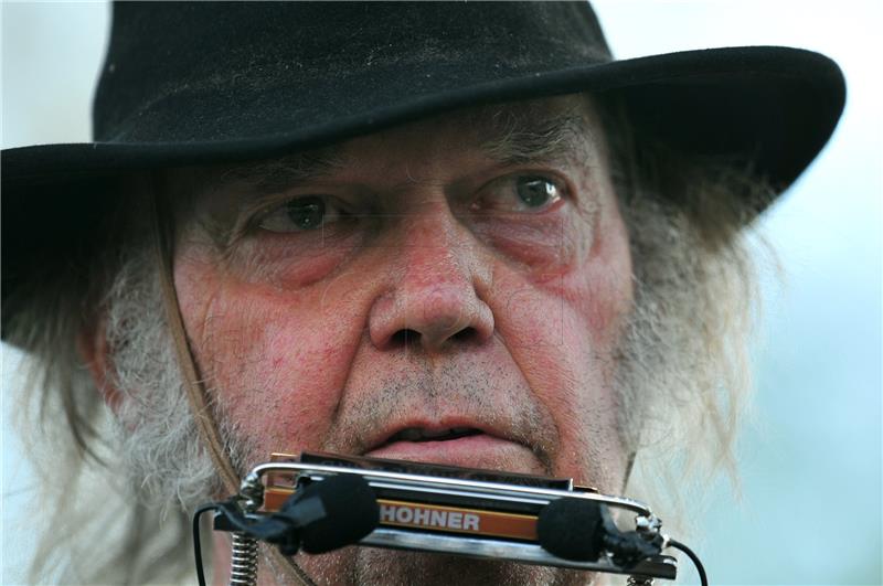 Neil Young, kritičar američke politike, napokon postaje Amerikanac