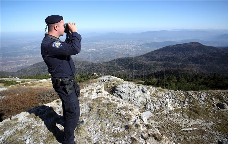 Pripadnici hrvatske policije nadgledaju granicu i migracijski pravac kod Željave