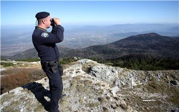 Pripadnici hrvatske policije nadgledaju granicu i migracijski pravac kod Željave