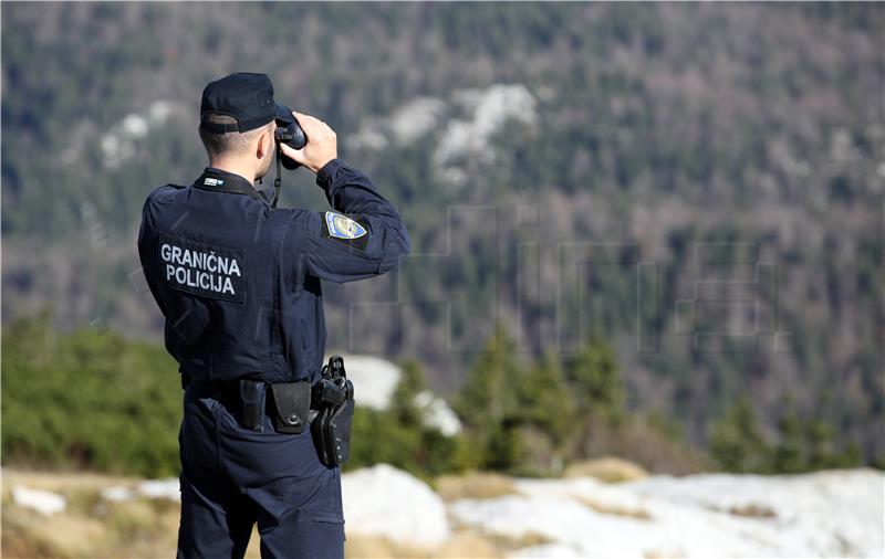 Pripadnici hrvatske policije nadgledaju granicu i migracijski pravac kod Željave