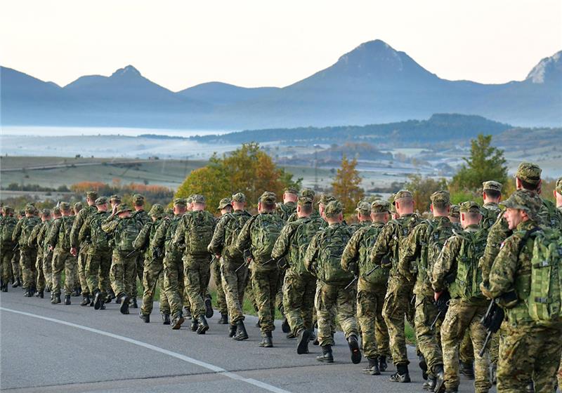 MORH: 1. naraštaj novih vođa HV-a na hodnji od Udbine do Knina