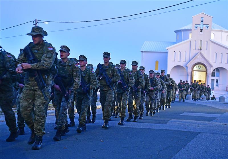 MORH: 1. naraštaj novih vođa HV-a na hodnji od Udbine do Knina