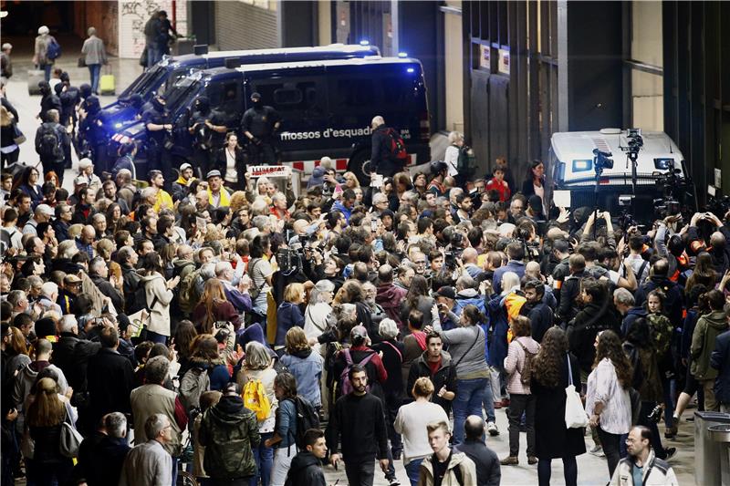 Prosvjednici u Barceloni pokušavaju blokirati željeznički kolodvor