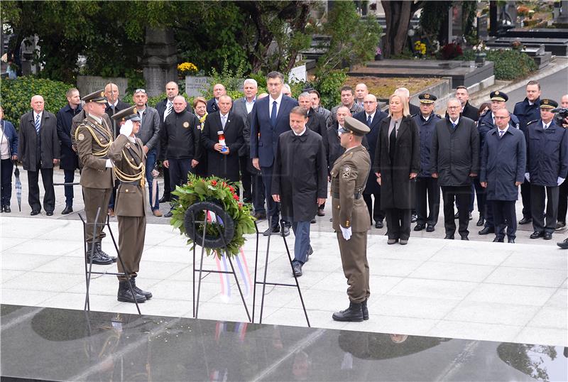 Državni vrh u povodu blagdana Svih svetih položio vijence na zagrebačkom groblju Mirogoj