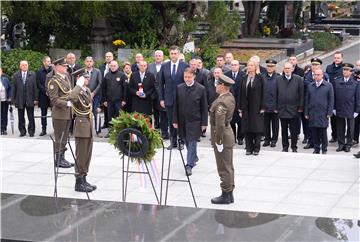 Državni vrh u povodu blagdana Svih svetih položio vijence na zagrebačkom groblju Mirogoj