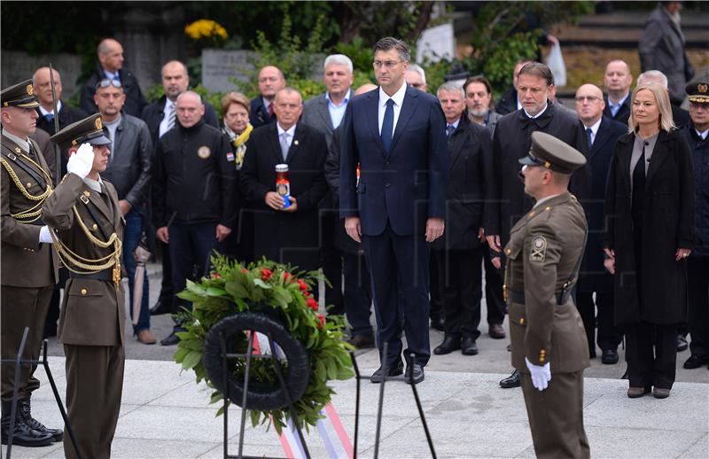 Povodom Svih svetih državni vrh položio vijence i zapalio svijeće na Mirogoju