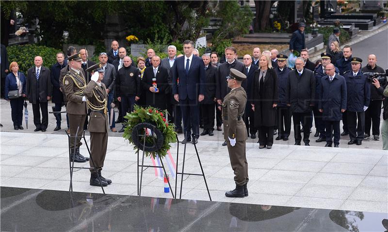 Povodom Svih svetih državni vrh položio vijence i zapalio svijeće na Mirogoju