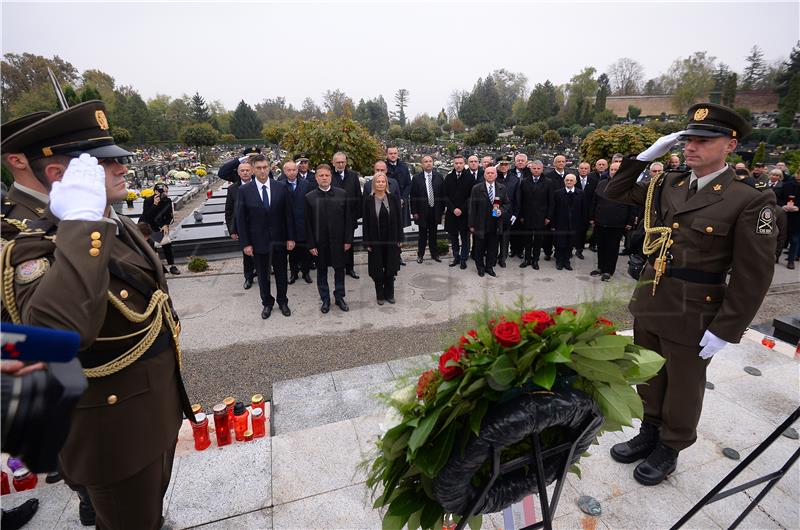 Povodom Svih svetih državni vrh položio vijence i zapalio svijeće na Mirogoju