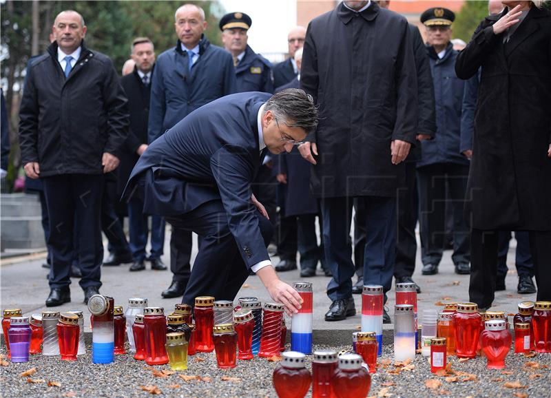 Povodom Svih svetih državni vrh položio vijence i zapalio svijeće na Mirogoju