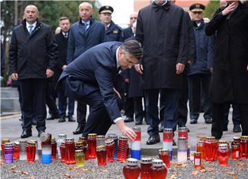 Povodom Svih svetih državni vrh položio vijence i zapalio svijeće na Mirogoju