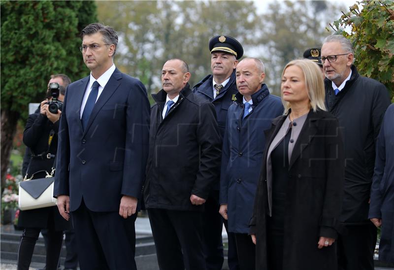 Povodom Svih svetih državni vrh položio vijence i zapalio svijeće na Mirogoju