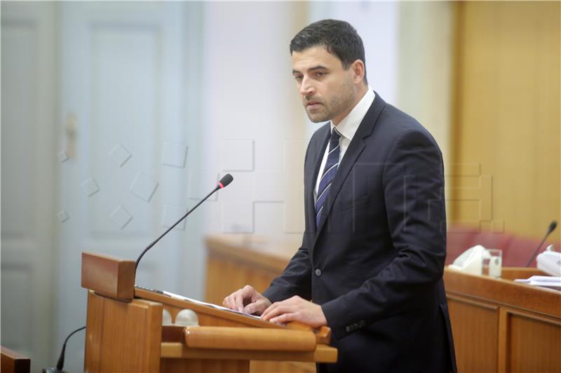 Bernardic accuses PM of lying by saying there's no money for teachers