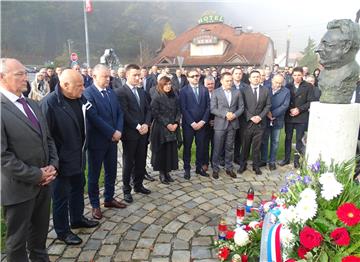 Na blagdan Svih svetih položeni vijenci ispred rodne kuće Franje Tuđmana