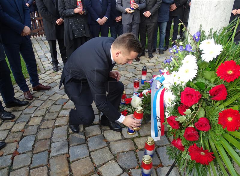 Na blagdan Svih svetih položeni vijenci ispred rodne kuće Franje Tuđmana