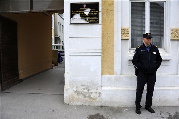 Prosecution drops case of man who smashed bilingual signs in Vukovar