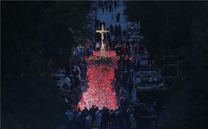 Središnje raspelo na groblju Mirogoj na blagdan Svih svetih