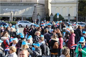 Okupljanje sudionika prosvjeda '6.11. za 6,11 posto' na Trgu Republike Hrvatske