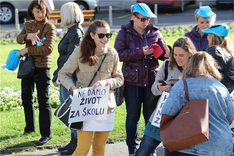 Okupljanje sudionika prosvjeda '6.11. za 6,11 posto' na Trgu Republike Hrvatske