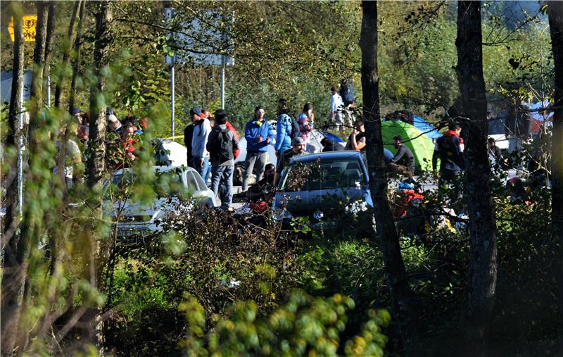 Policajci pomogli ilegalnoj migrantici iz Iraka roditi u šumi kod Gline