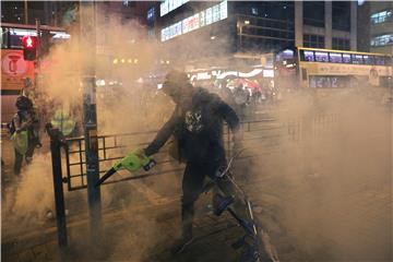 Nastavljeni neredi u Hong Kongu, ranjen jedan prosvjednik