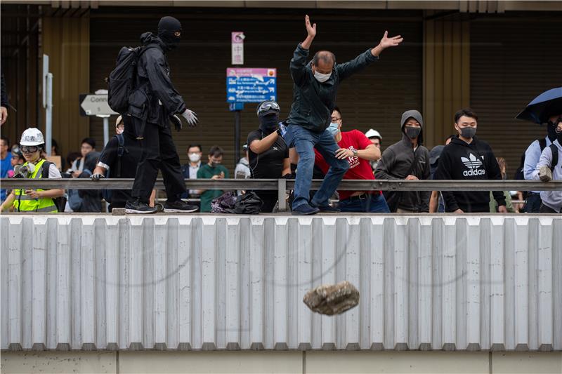 Zbog nasilja Hong Kong "na rubu potpunog sloma" - policija