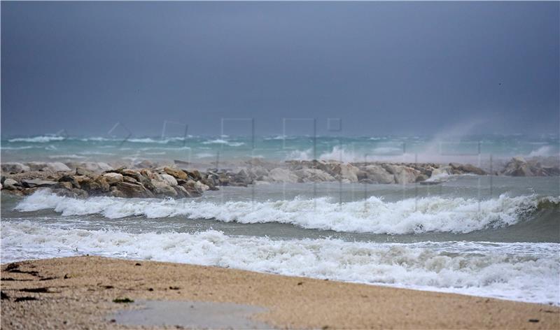 Southwind gales close some roads along coast