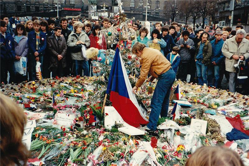 Baršunasta revolucija, meki prijelaz u demokraciju 