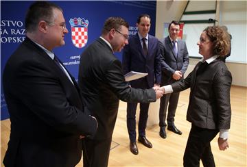 Ministar Marko Pavić uručio devet ugovora za projekt "Razvoj e-usluga"