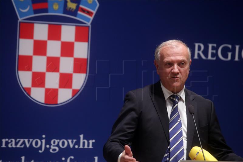 Ministar Marko Pavić uručio devet ugovora za projekt "Razvoj e-usluga"