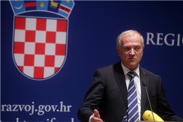 Ministar Marko Pavić uručio devet ugovora za projekt "Razvoj e-usluga"