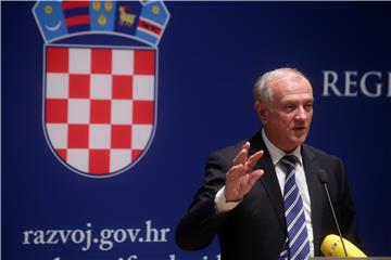 Ministar Marko Pavić uručio devet ugovora za projekt "Razvoj e-usluga"